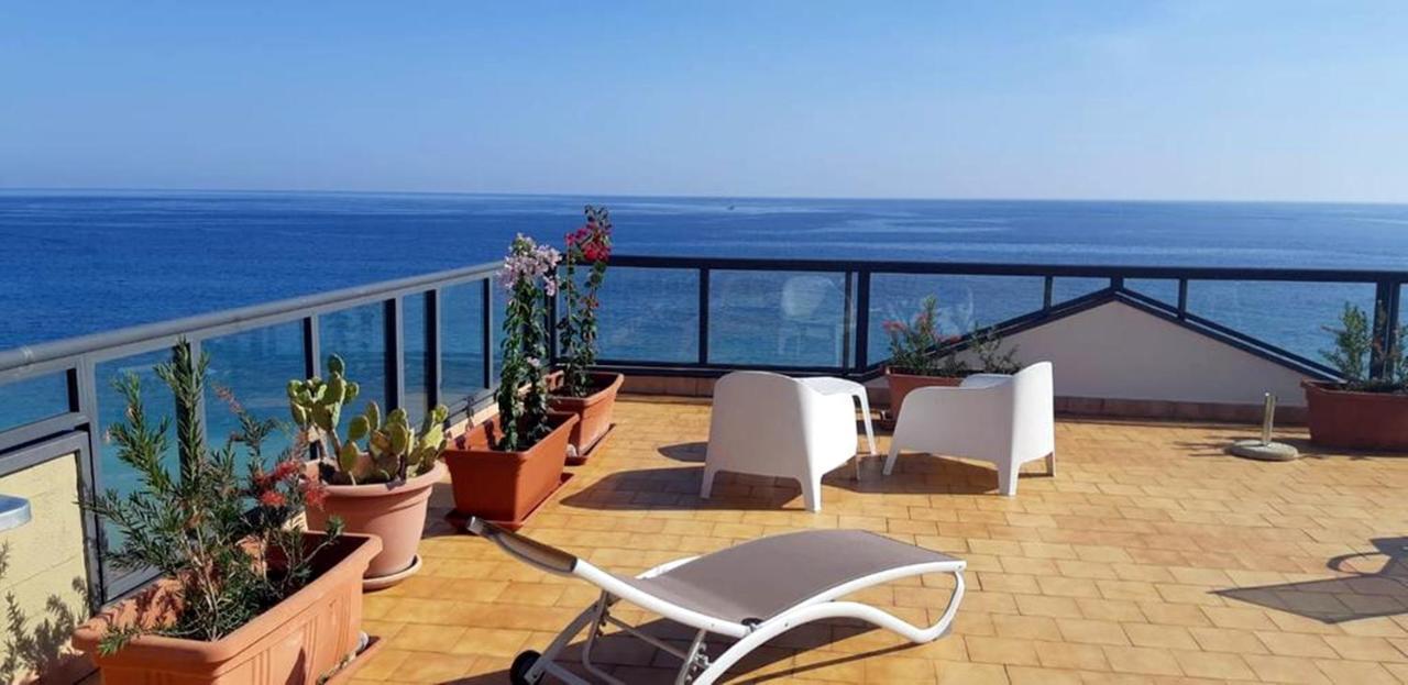 Il Cantone Del Faro Giardini Naxos Eksteriør bilde